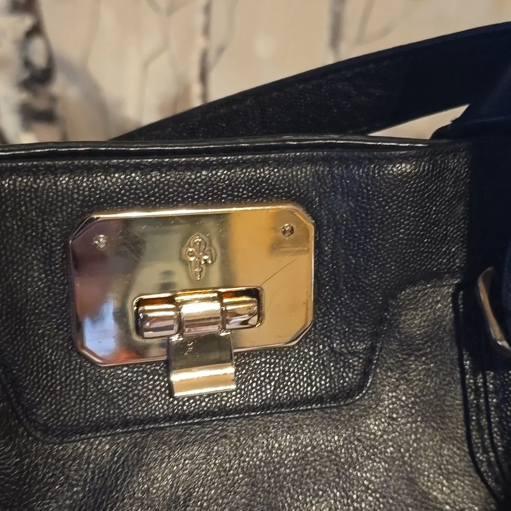 Elegant Black Leather Handbag - Picture 2 of 11